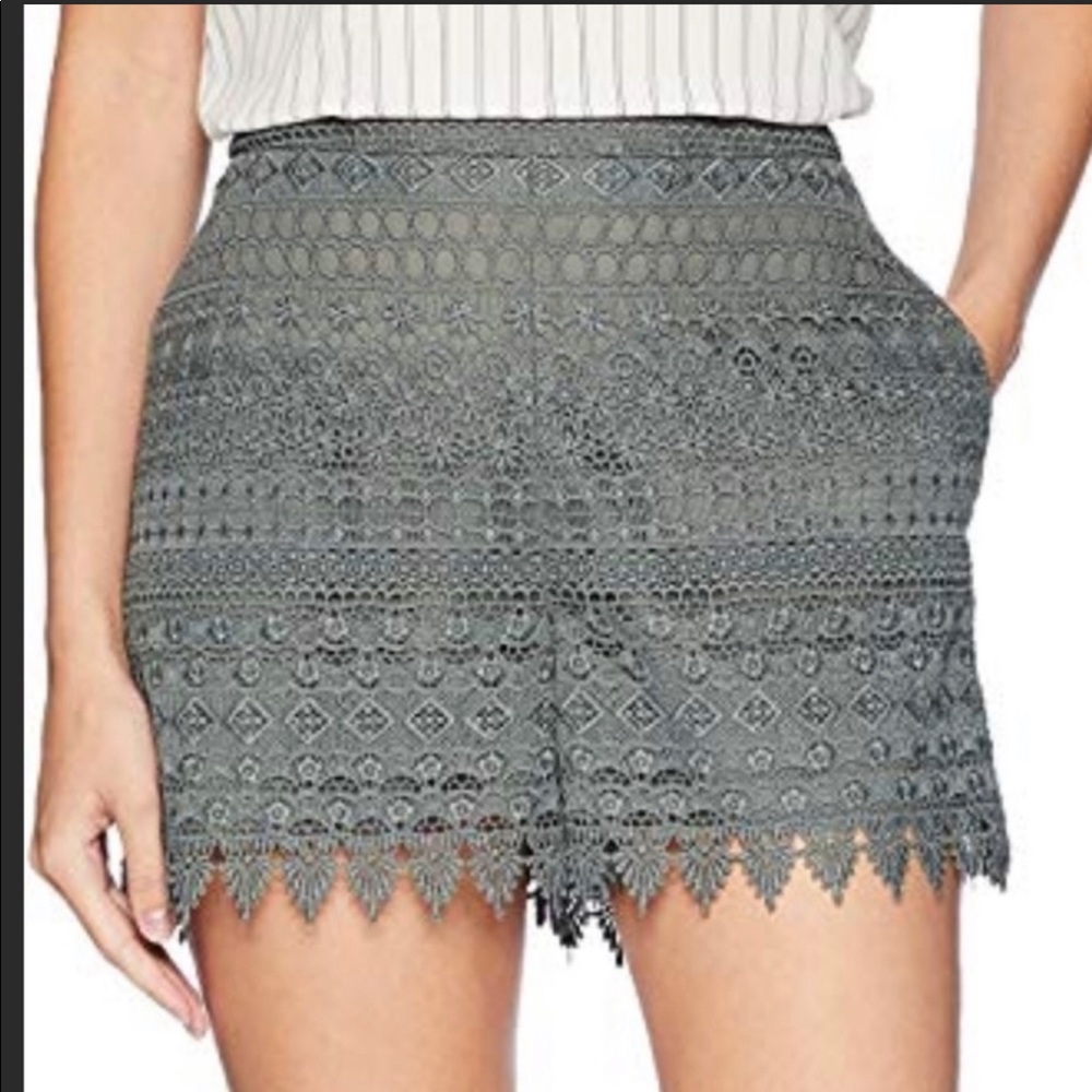 BCBG LACE SHORT